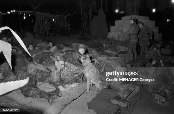 The Barricades. Alger- 4 janvier- 2 février 1960- Les émeutes d'Alger: barricade dressée par la population algérienne d'origine européenne et...