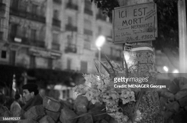 The Barricades. Alger- 4 janvier- 2 février 1960- Les émeutes d'Alger: : barricade dressée par la population algérienne d'origine européenne et...