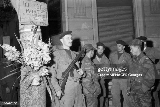 The Barricades. Alger- 4 janvier- 2 février 1960- Les émeutes d'Alger: : barricade dressée par la population algérienne d'origine européenne et...