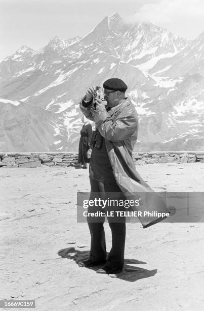 Photographers Tourists In Zermatt In Mountain. Le 05 juillet 1962, en montagne, en Suisse, au dessus de la station de ski ZERMATT, un touriste vu de...