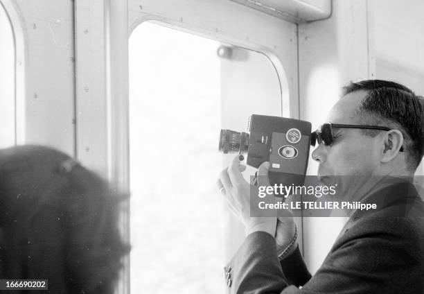 Photographers Tourists In Zermatt In Mountain. Le 05 juillet 1962, en montagne, en Suisse, dans le téléphérique qui relie la station de ski de...