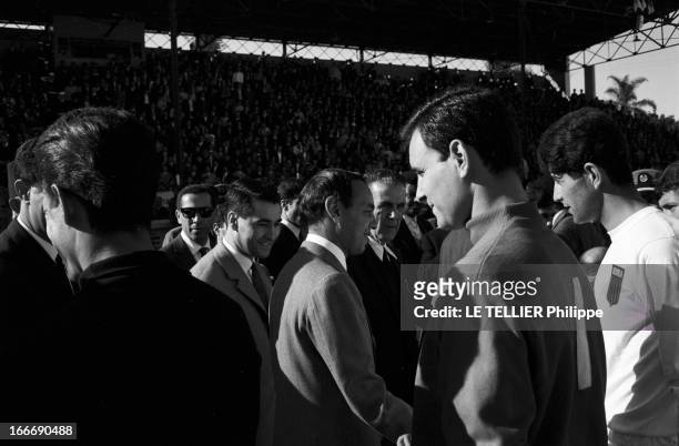 Official Visit Of The King Hassan Ii Of Morocco To Algeria. Le 15 mars 1963, le roi HASSAN II du Maroc serre la main à des joueurs de football de...