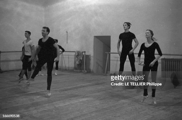 The Bolchoi Theater In Moscow. Le 29 novembre 1963 à Moscou, du temps de l'U.R.S.S., des ballerines et des danseurs en collant s'entrainent dans une...