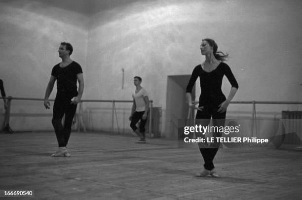 The Bolchoi Theater In Moscow. Le 29 novembre 1963 à Moscou, du temps de l'U.R.S.S., une ballerine et deux danseurs en collant s'entrainent dans une...