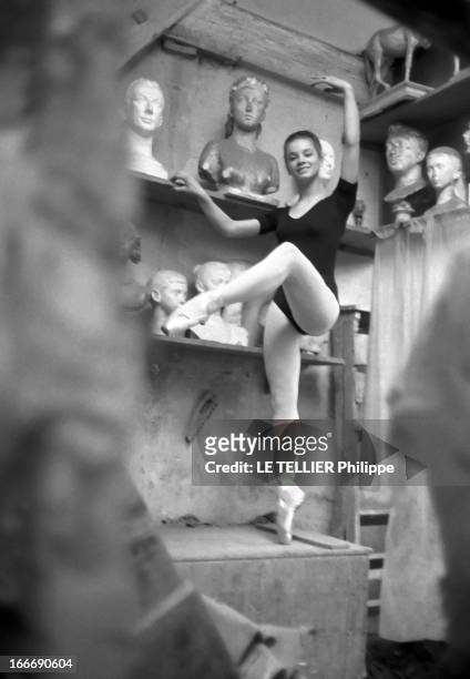 Rendezvous With The Belmondo Family. Attitude de la danseuse Muriel BELMONDO , en justaucorps et chaussons de danse, au milieu des moulages, dans...