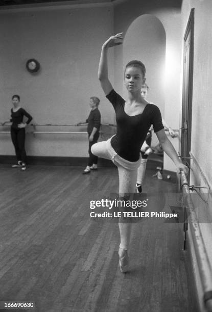 Rendezvous With The Belmondo Family. Muriel BELMONDO,17 ans, danseuse, va au même cours depuis 10 ans. Elle y apprend la danse dans la tradition des...