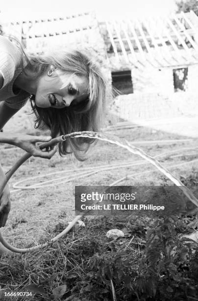 Rendezvous With Jane Fonda At Home In Fontaine Richard. En septembre 1964, l'actrice Jane FONDA, dans le jardin de sa maison de campagne de La...