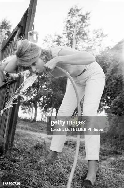 Rendezvous With Jane Fonda At Home In Fontaine Richard. En septembre 1964, l'actrice Jane FONDA, dans le jardin de sa maison de campagne de La...