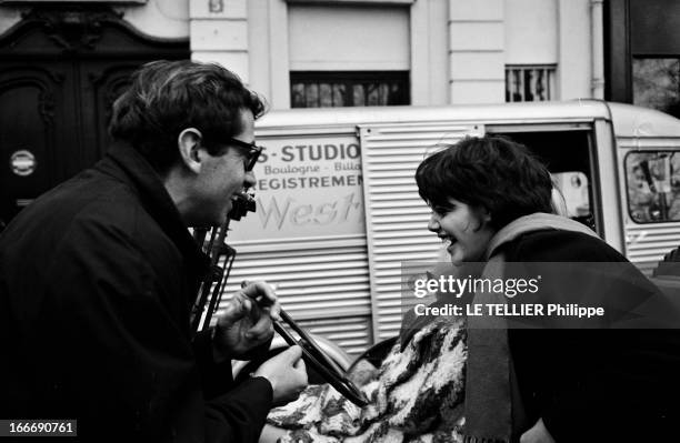 Shooting Of The Film 'La Curee' By Roger Vadim. Le 6 décembre 1965 à Boulogne-Billancourt en France, Roger VADIM, avec des lunettes, et Tina AUMONT...