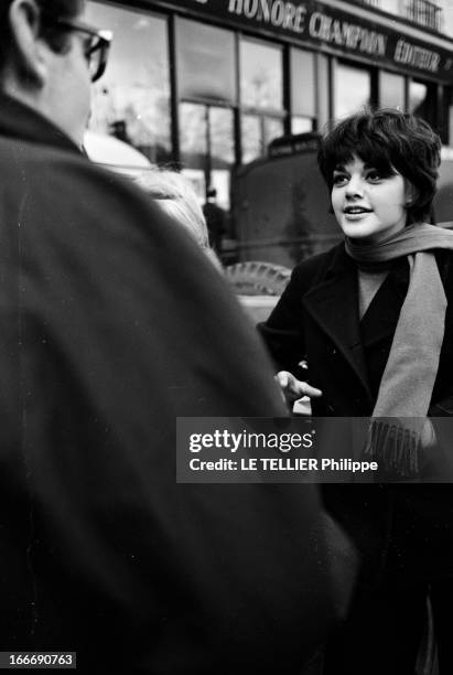 Shooting Of The Film 'La Curee' By Roger Vadim. Le 6 décembre 1965 à Boulogne-Billancourt en France, Roger VADIM, de dos, avec des lunettes, et Tina...