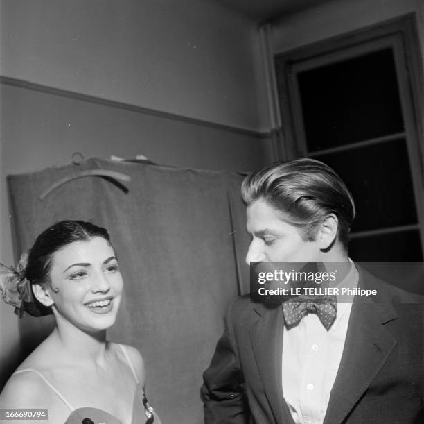 Russian Dancers. En janvier 1957, dans une loge, une femme non identifiée avec le danseur et chorégraphe russe Serge LIFAR, à droite, avec un noeud...