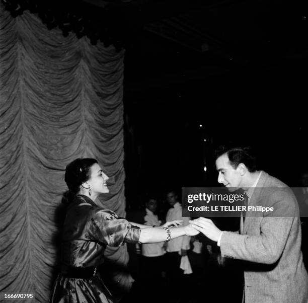 Russian Dancers. En janvier 1957, une femme souriante et un homme, non identifiés, se tiennent la main et dansent.