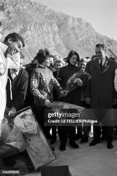 Marielle And Christine Goitschel In Val D'Isere After The World Championship. France, Val d'Isère, 3 mars 1964, les skieuses alpines françaises...