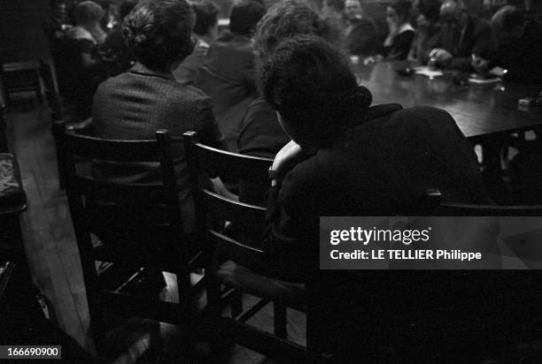The Anonymous Alcoholics. Le 23 avril 1964, une réunion des 'alcooliques anonymes', avec des femmes et des hommes vus de dos et assis autour d'une...