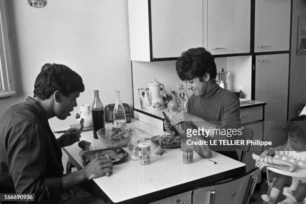Rendezvous With Nestor Combin. Le 14 mai 1964 à Lyon, en France, le footballeur français Nestor COMBIN, pendant un repas avec sa femme COLETTE et sa...