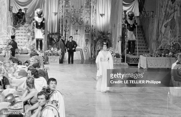 Shooting Of The Film 'Cleopatre' By Joseph L. Mankiewicz. Italie, mars 1962, tournage d'une scène de banquet pour les besoins du film 'Cléopâtre' de...
