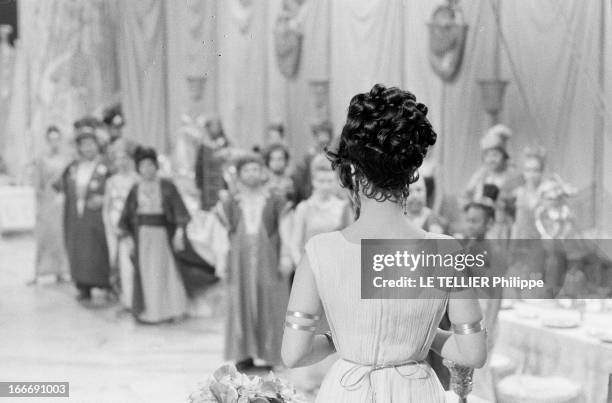 Shooting Of The Film 'Cleopatre' By Joseph L. Mankiewicz. Italie, mars 1962, tournage d'une scène de banquet pour les besoins du film 'Cléopâtre' de...
