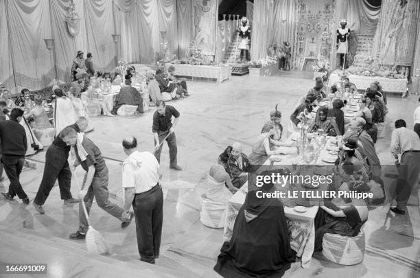 Shooting Of The Film 'Cleopatre' By Joseph L. Mankiewicz. Italie, mars 1962, tournage d'une scène de banquet pour les besoins du film 'Cléopâtre' de...