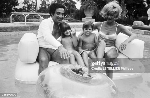 Richard Anthony On Family Holliday In Gassin. Richard ANTHONY dans la piscine de sa villa de Gassin avec son épouse Michèle et leurs deux enfants...