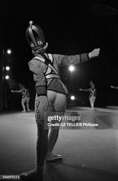 The Troupe Of The Ballet Of Kiev Opera In Paris At Theater Des Champs Elysees. Le 30 novembre 1964, dans le cadre du IIe festival mondial de danse à...