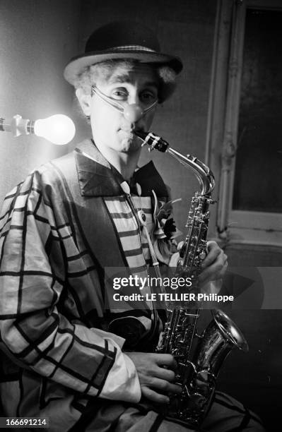 Marcel Amont, Clown And Saxophonist. 28 décembre 1964, Fort de l'immense succès de sa chanson 'Un Mexicain' en 1962, le chanteur et un acteur...