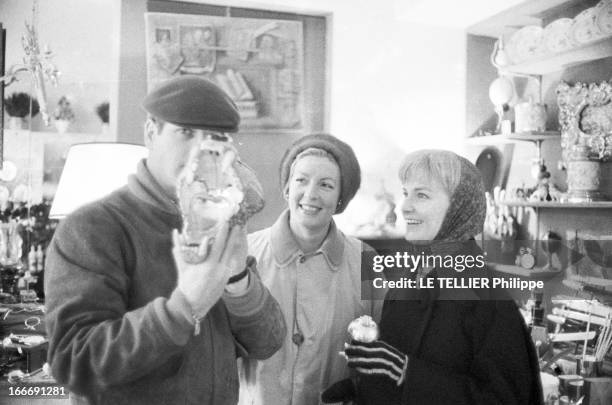 Paul Newman And His Wife Joanne Woodward In France. Paris - 28 novembre 1960 - Paul NEWMAN et son épouse Joanne WOODWARD à l'occasion du tournage du...