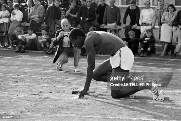 Roger Bambuck In Training. France, 24 aout 1964, l'athlète français Roger BAMBUCK s'entraine pour les Jeux Olympiques d'été à Tokyo au Japon, qui se...
