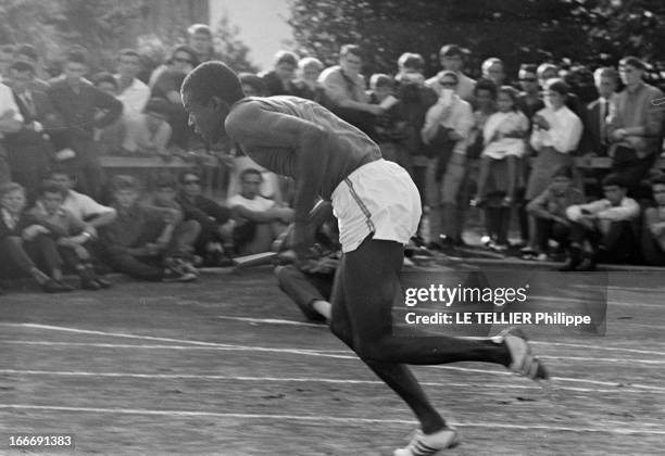 Roger Bambuck In Training. France, 24 aout 1964, l'athlète français Roger BAMBUCK s'entraine pour les Jeux Olympiques d'été à Tokyo au Japon, qui se...