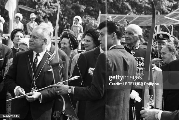 Official Visit Of Elizabeth Ii Of England And Prince Pihlip To Belgium. En Belgique, près de Bruxelles, le 10 mai 1966, lors d'une visite officielle...