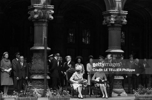 Official Visit Of Elizabeth Ii Of England And Prince Pihlip To Belgium. En Belgique, à Bruxelles, le 10 mai 1966, lors d'une visite officielle de la...