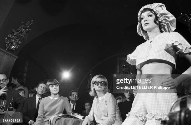Victoire Collection Of Ready-To-Wear Presented At 'Castel' By Zouzou. Le 19 janvier 1967 à Paris, en France, une femme mannequin avec un haut...