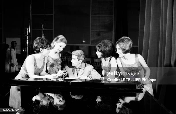 Meeting Marcel Amont. 18 décembre 1964, le chanteur et un acteur français Marcel AMONT répète avec des choristes. Fort de l'immense succès de sa...