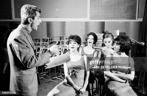 Meeting Marcel Amont. 18 décembre 1964, le chanteur et un acteur français Marcel AMONT répète avec des choristes. Fort de l'immense succès de sa...