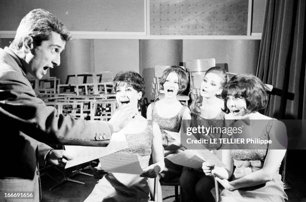 Meeting Marcel Amont. 18 décembre 1964, le chanteur et un acteur français Marcel AMONT répète avec des choristes. Fort de l'immense succès de sa...