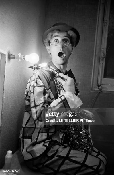 Marcel Amont, Clown And Saxophonist. 28 décembre 1964, Fort de l'immense succès de sa chanson 'Un Mexicain' en 1962, le chanteur et un acteur...