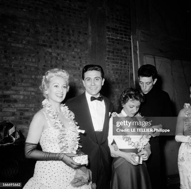 The Revelations Of The Singing 1953. A Paris, au théâtre des Champs-Elysées, à l'occasion de la projection de gala du film 'Destinées' de Jean...