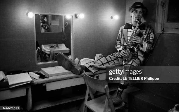 Marcel Amont, Clown And Saxophonist. 28 décembre 1964, Fort de l'immense succès de sa chanson 'Un Mexicain' en 1962, le chanteur et un acteur...