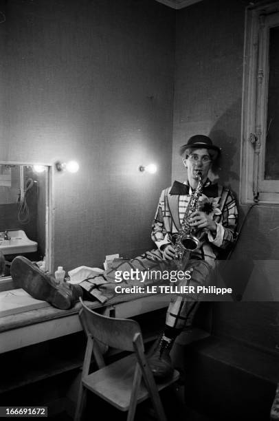 Marcel Amont, Clown And Saxophonist. 28 décembre 1964, Fort de l'immense succès de sa chanson 'Un Mexicain' en 1962, le chanteur et un acteur...