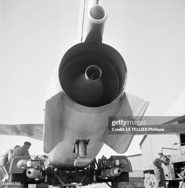 Fighter 'Le Baroudeur'. Présentation de l'avion de chasse LE BAROUDEUR sur une piste. En 1951, le Ministère de l'Air annonça son intention d'acquérir...