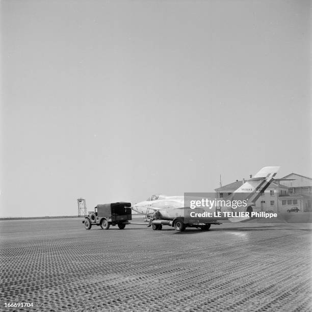 Fighter 'Le Baroudeur'. Présentation de l'avion de chasse LE BAROUDEUR sur une piste. En 1951, le Ministère de l'Air annonça son intention d'acquérir...