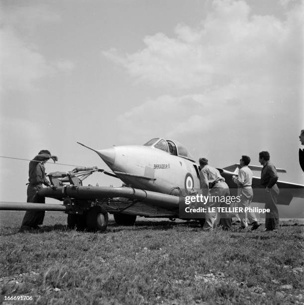 Fighter 'Le Baroudeur'. Présentation de l'avion de chasse LE BAROUDEUR sur une piste. En 1951, le Ministère de l'Air annonça son intention d'acquérir...