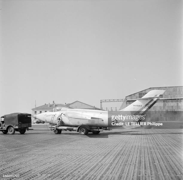 Fighter 'Le Baroudeur'. Présentation de l'avion de chasse LE BAROUDEUR sur une piste. En 1951, le Ministère de l'Air annonça son intention d'acquérir...
