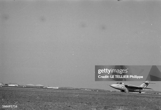 Fighter 'Le Baroudeur'. Présentation de l'avion de chasse LE BAROUDEUR sur une piste. En 1951, le Ministère de l'Air annonça son intention d'acquérir...