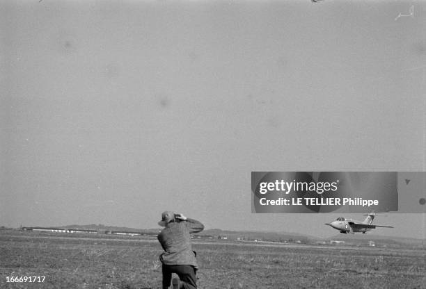 Fighter 'Le Baroudeur'. Présentation de l'avion de chasse LE BAROUDEUR sur une piste. En 1951, le Ministère de l'Air annonça son intention d'acquérir...