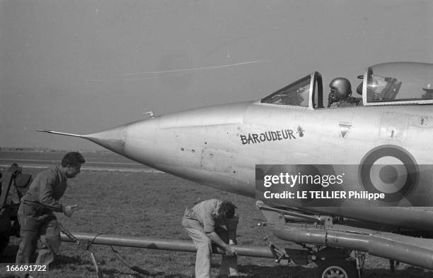 Fighter 'Le Baroudeur'. Présentation de l'avion de chasse LE BAROUDEUR sur une piste. En 1951, le Ministère de l'Air annonça son intention d'acquérir...