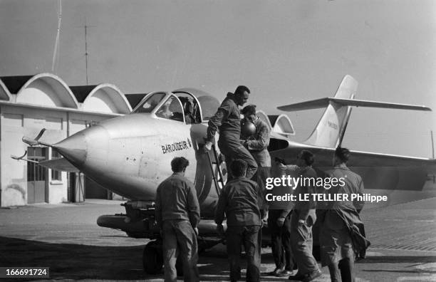 Fighter 'Le Baroudeur'. Présentation de l'avion de chasse LE BAROUDEUR sur une piste. En 1951, le Ministère de l'Air annonça son intention d'acquérir...