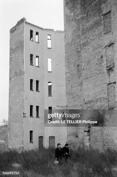 East-Berlin West-Berlin In 1958. Berlin - novembre 1958- Le défi des deux Berlin : deux femmes en manteau et coifées d'un chapeau marchent sur un...