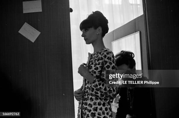 Rendezvous With Audrey Hepburn At Givenchy. France, Paris, 21 décembre 1964, l'actrice Audrey HEPBURN essaie une robe dans la maison de couture...