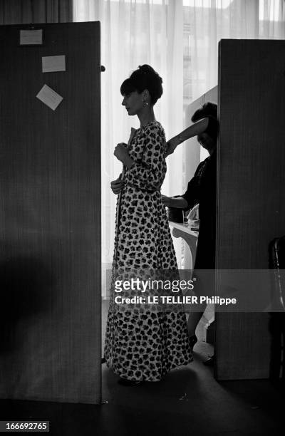 Rendezvous With Audrey Hepburn At Givenchy. France, Paris, 21 décembre 1964, l'actrice Audrey HEPBURN essaie une robe dans la maison de couture...