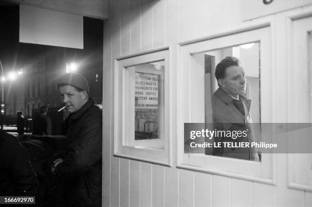 Movie Film 'L'Espion Qui Venait Du Froid' By Martin Ritt. En mars 1965, de nuit, l'acteur Richard BURTON, à droite, dans le décor d'un poste...